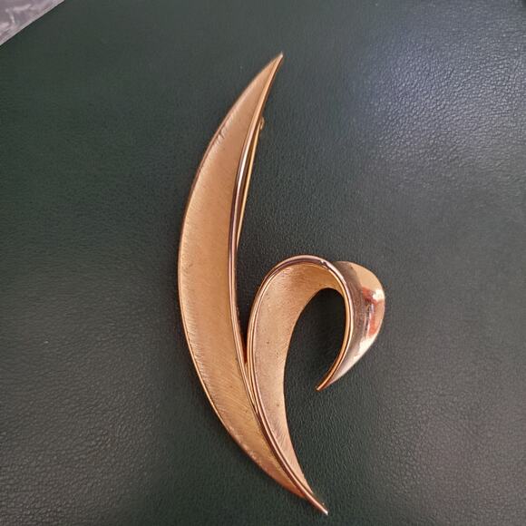 Vintage Crown Trifari Brooch Curling Leaf Brushed Gold Tone Signed 60's - Picture 4 of 6